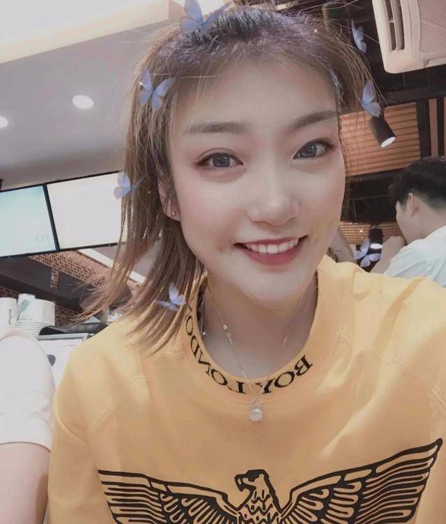 张小曼是觉得自己根本就不配穿这么贵的婚纱，哪怕只是摸一摸，都生怕给别人弄坏了、怕自己赔不起。